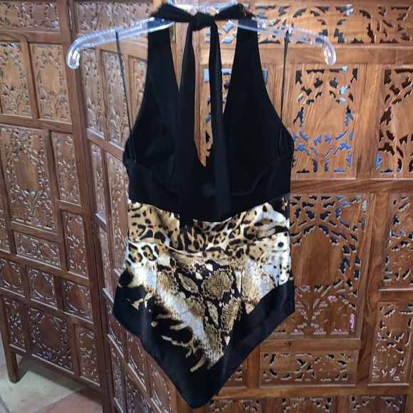 🚨SOLD ELSEWHERE!🚨Cache Beaded Silk Animal Print “V” Hem Halter Top - Picture 2 of 6